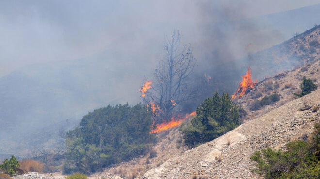 μάχη-με-τις-αναζωπυρώσεις-σε-ρόδο-και-κ-562538491