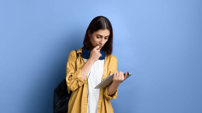 κάπου-ανάμεσα-στο-χαρτί-και-στην-οθόνη-562520413