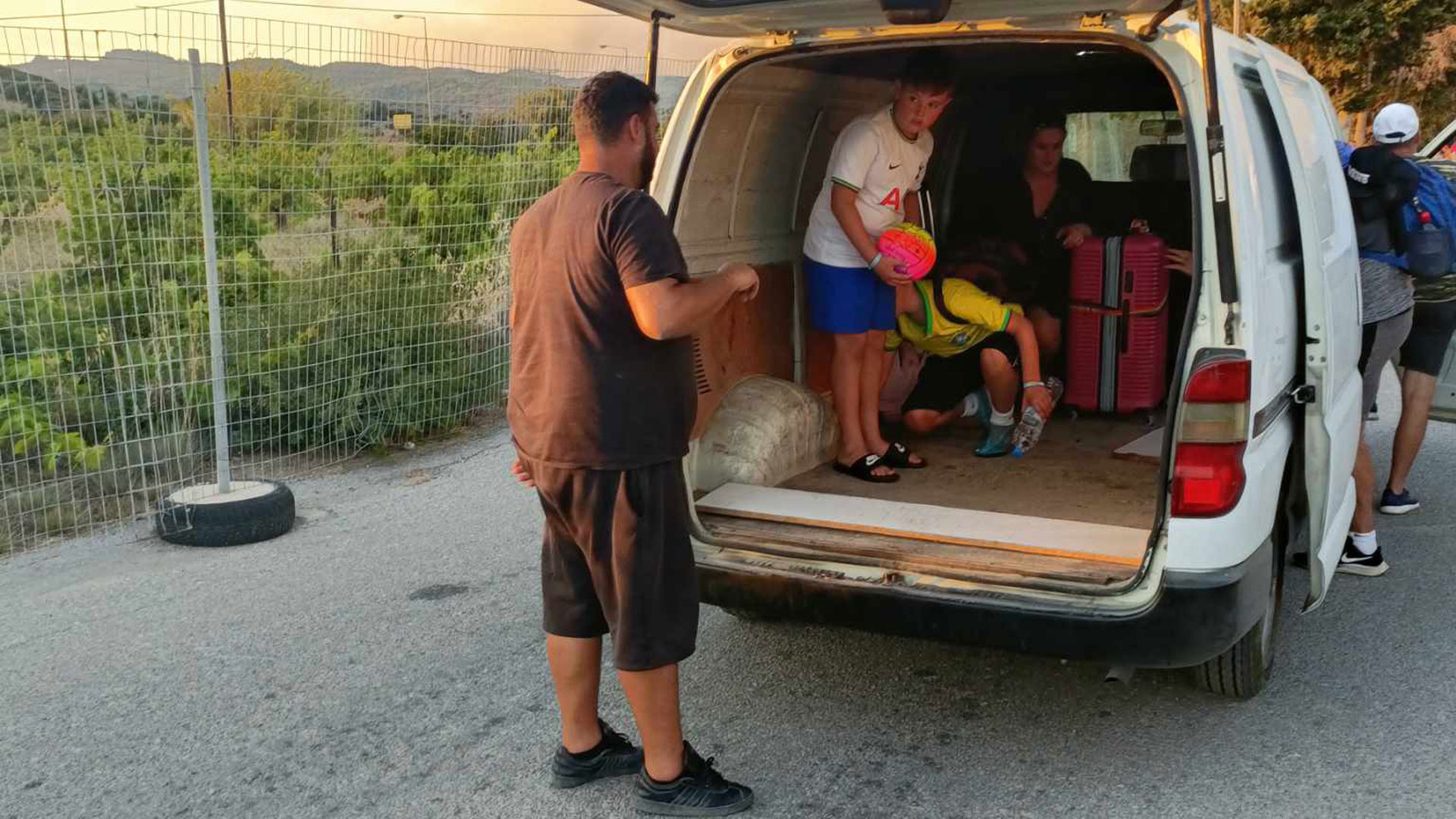 Ρόδος: Το συγκινητικό κύμα αλληλεγγύης και το «ευχαριστώ» των τουριστών-13