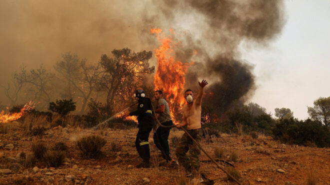 φωτιές-σε-πύρινη-πολιορκία-η-χώρα-λε-562529041