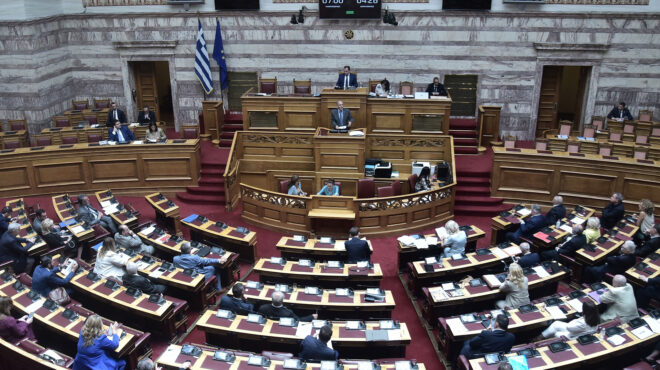 πτώση-canadair-ενός-λεπτού-σιγή-στη-βουλή-για-562538470