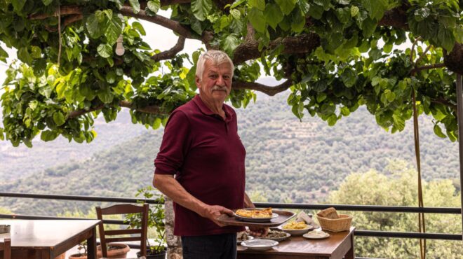 στο-καφενείο-του-λαμπογιώργη-οι-μερακ-562560070