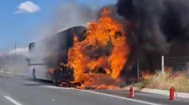 φωτιά-σε-λεωφορείο-των-κτελ-στo-δρόμο-πρ-562592149