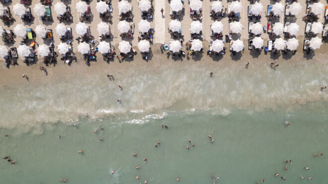 παραλίες-οκτώ-υπηρεσίες-για-μια-ξαπλώ-562553533