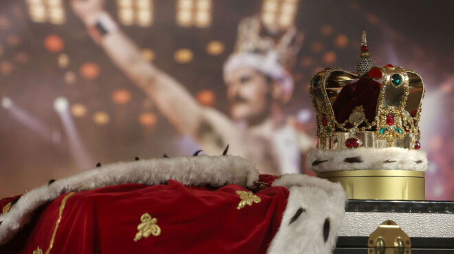 φρέντι-μέρκιουρι-το-στέμμα-ο-μανδύας-κ-562552879