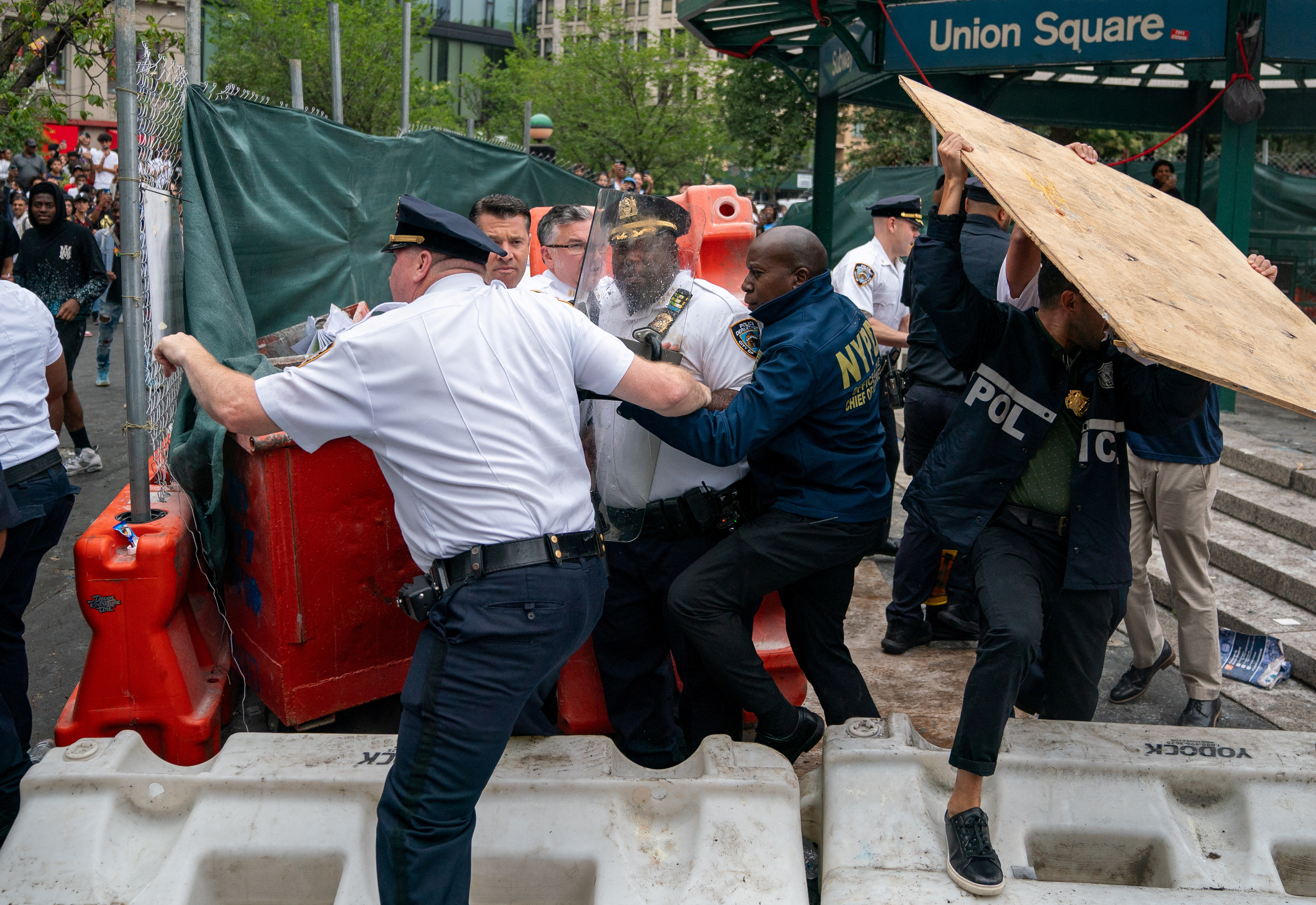 Συνελήφθη influencer που προκάλεσε χάος στη Νέα Υόρκη λόγω giveaway-2