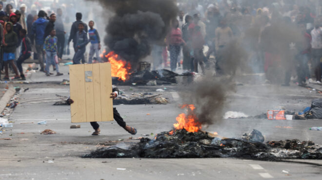 νότια-αφρική-επεισοδιακές-διαδηλώσε-562559356