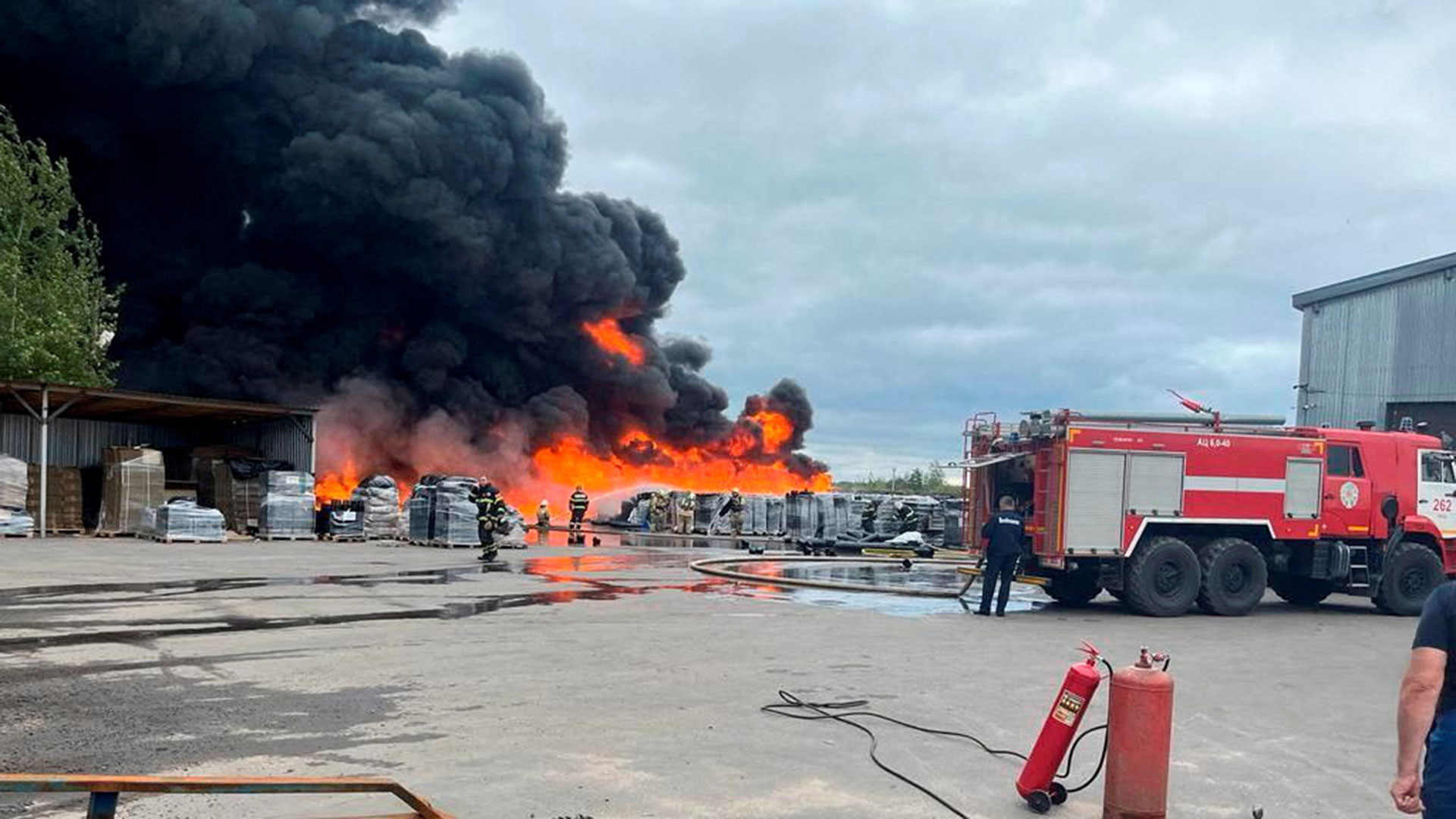 Ρωσία: Κατασβέστηκε η πυρκαγιά σε αποθήκη λιπασμάτων στη Μόσχα-1