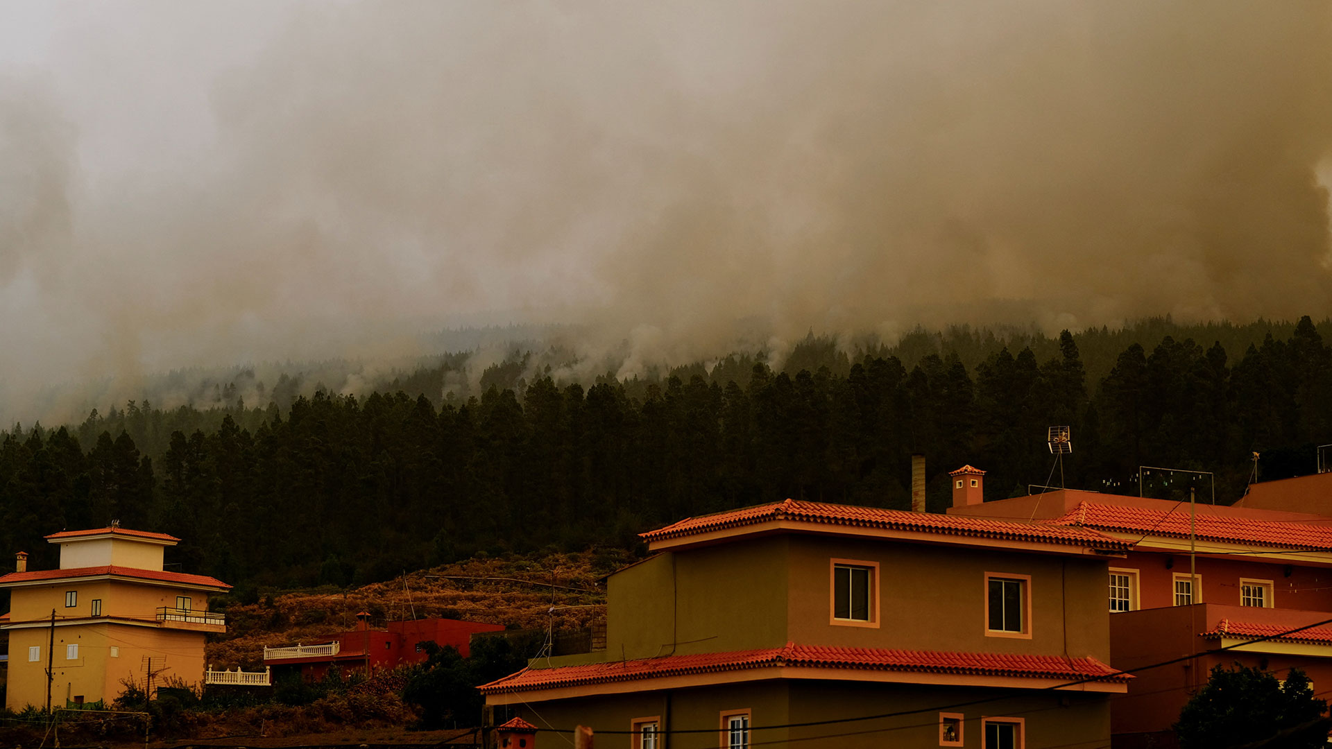 Πύρινος εφιάλτης στην Τενερίφη – Απομακρύνθηκαν 26.000 άνθρωποι από σπίτια και ξενοδοχεία-1