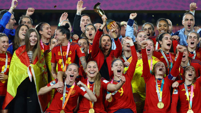 στα-10-900-δολάρια-ο-μέσος-ετήσιος-μισθός-τω-562575679