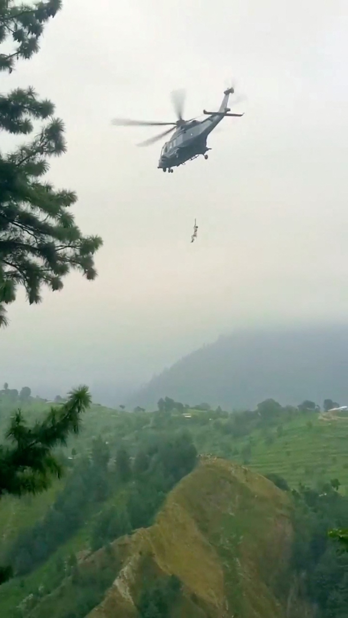 Πακιστάν: Εντυπωσιακή διάσωση των εγκλωβισμένων σε τελεφερίκ πάνω από φαράγγι (βίντεο)-2