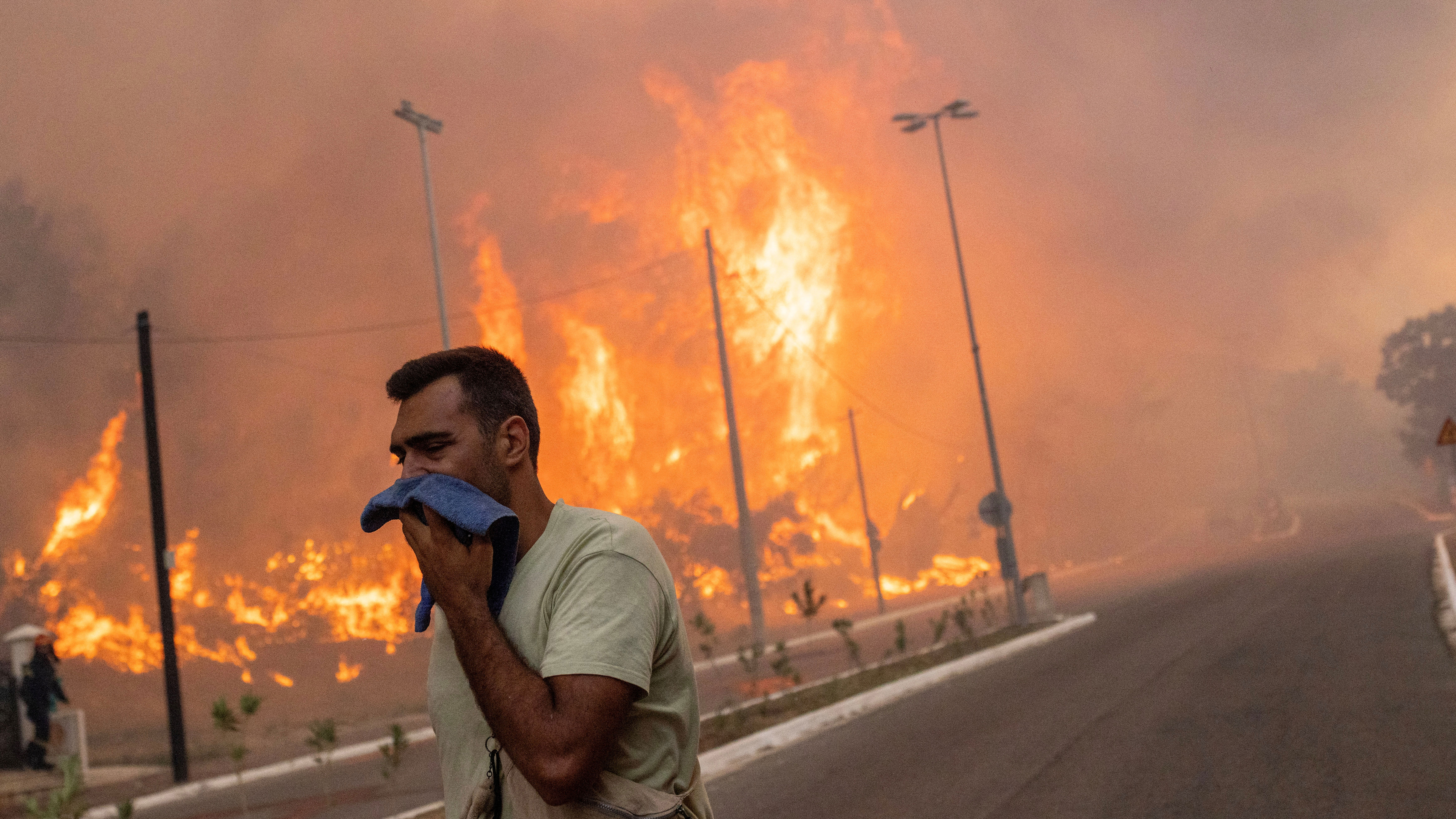 Καταστροφικές πυρκαγιές – Εικόνες από τα πύρινα μέτωπα-9