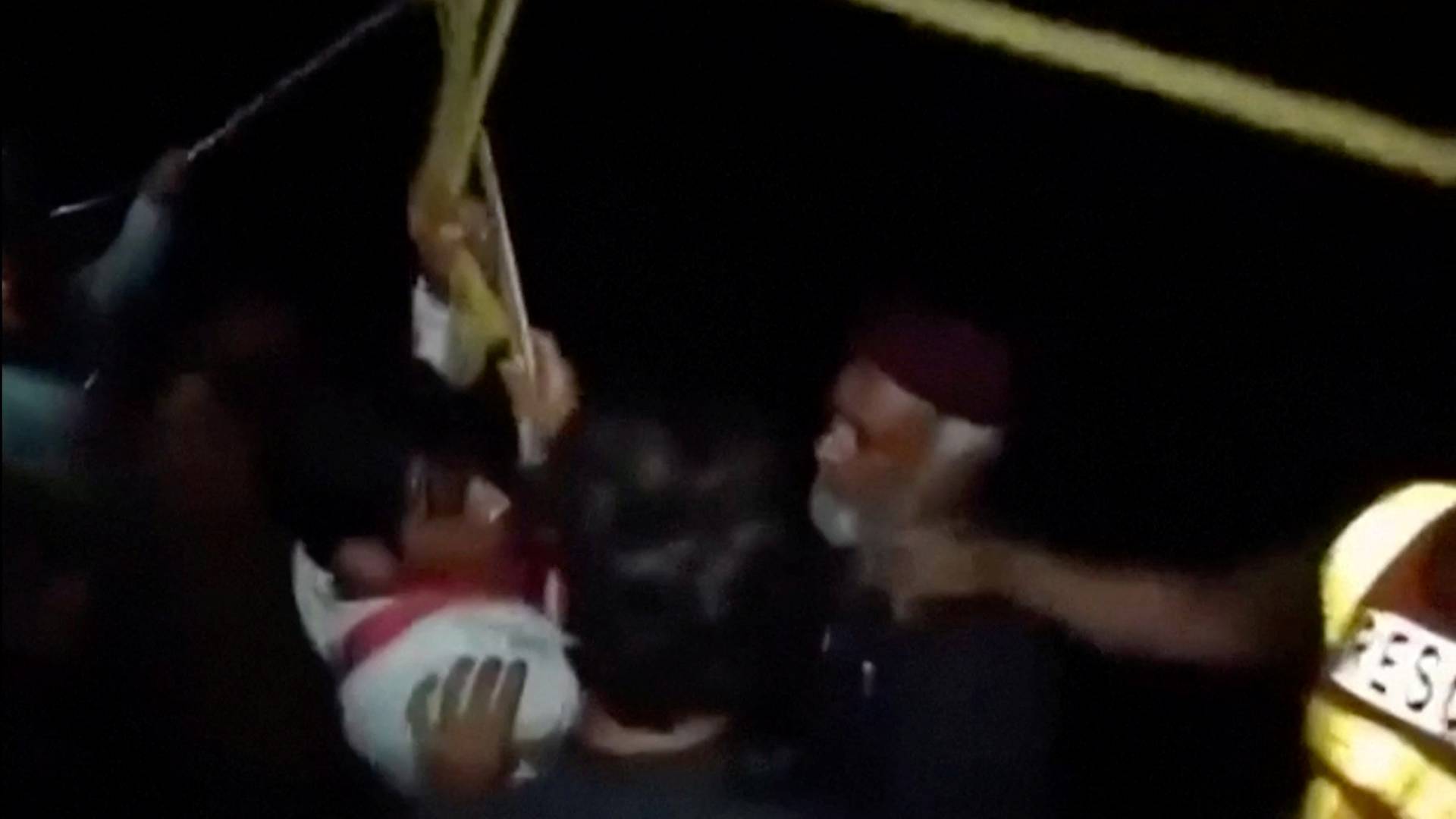 Πακιστάν: Εντυπωσιακή διάσωση των εγκλωβισμένων σε τελεφερίκ πάνω από φαράγγι (βίντεο)-1