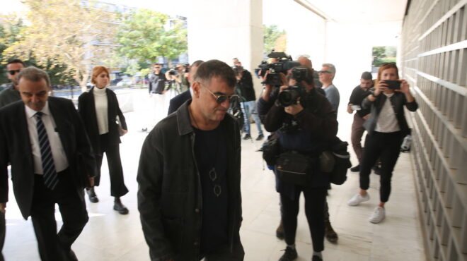 κώστας-βαξεβάνης-καταγγέλλει-επίθεσ-562585342