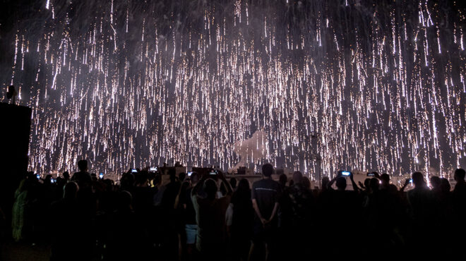 ξημέρωμα-με-βεγγαλικά-562567408