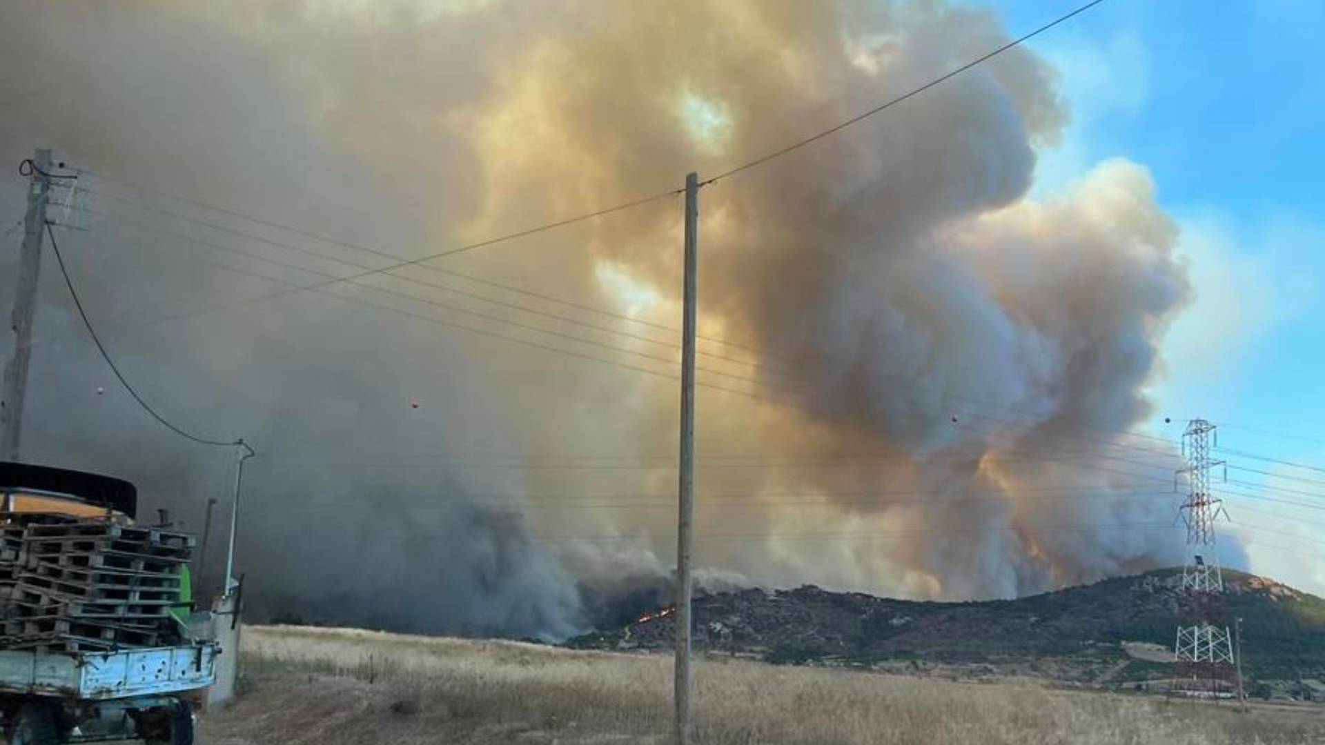 Αλεξανδρούπολη: Ανεξέλεγκτη η φωτιά – Αναφορές για καμένα σπίτια-1