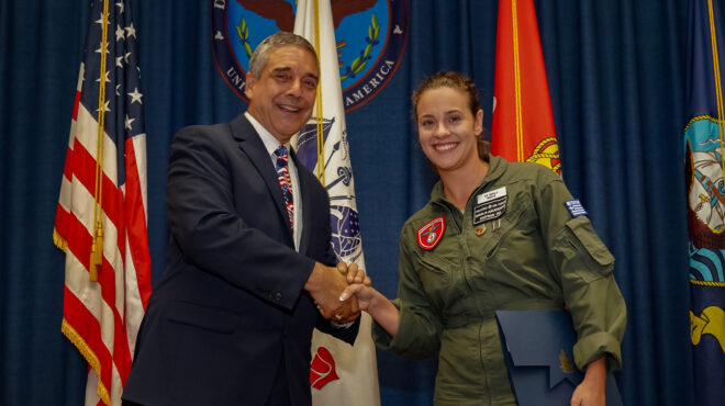 ηπα-ελληνίδα-σμηναγός-τιμήθηκε-για-το-562562353