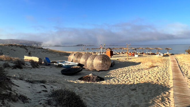 αρον-άρον-μαζεύουν-τις-ξαπλώστρες-και-562553704