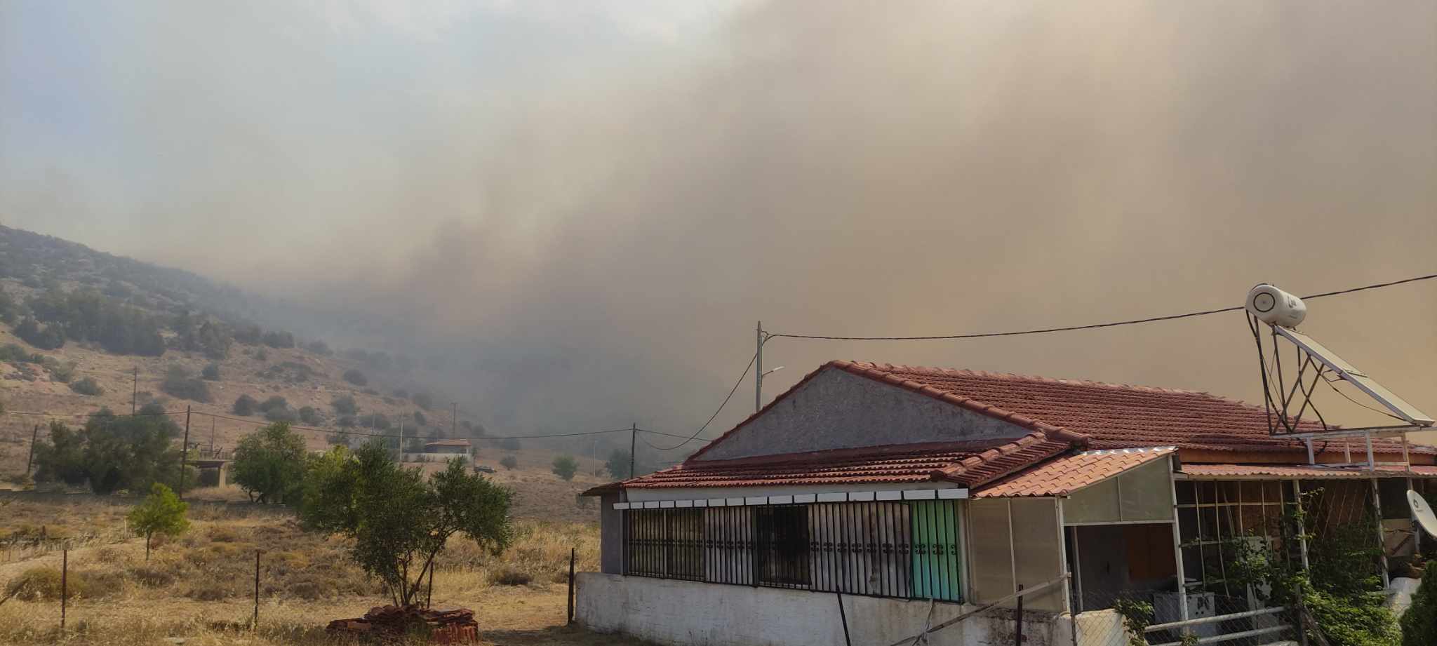 Η άνιση μάχη των πολιτών με τις φλόγες από τα Ανω Λόσια μέχρι το Μενίδι-2