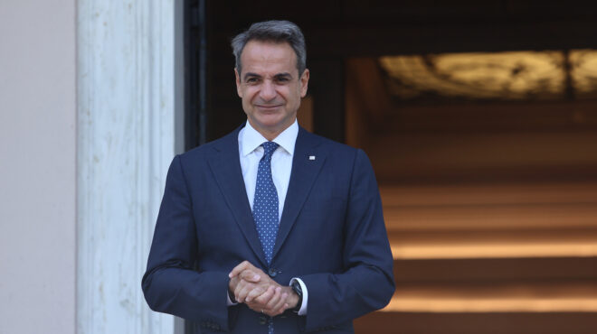 στην-τήνο-ο-μητσοτάκης-τον-δεκαπενταύ-562567399