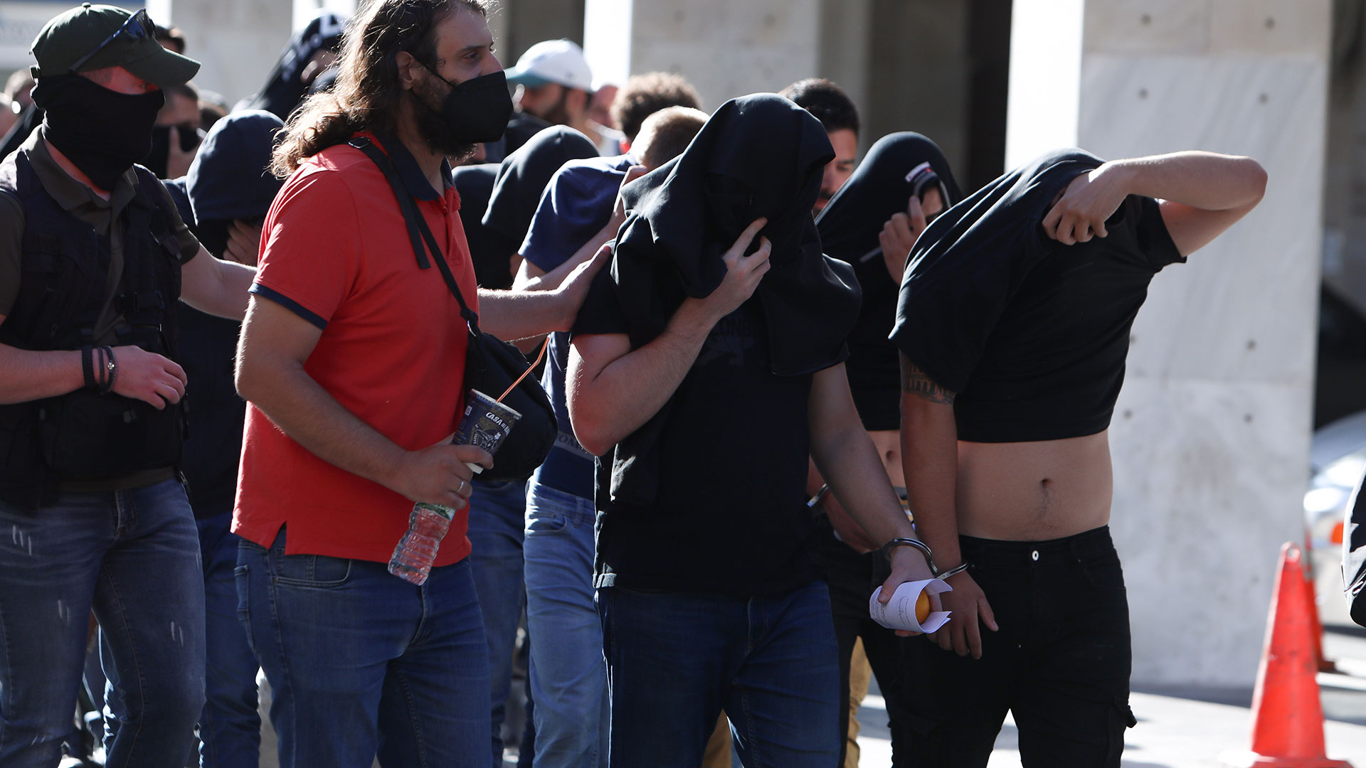 Νέα Φιλαδέλφεια: Απολογούνται οι τελευταίοι 35 κατηγορούμενοι για τα επεισόδια έξω από το γήπεδο της ΑΕΚ-1