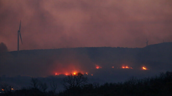 μάχη-με-τις-αναζωπυρώσεις-σε-εβρο-και-ρ-562585714