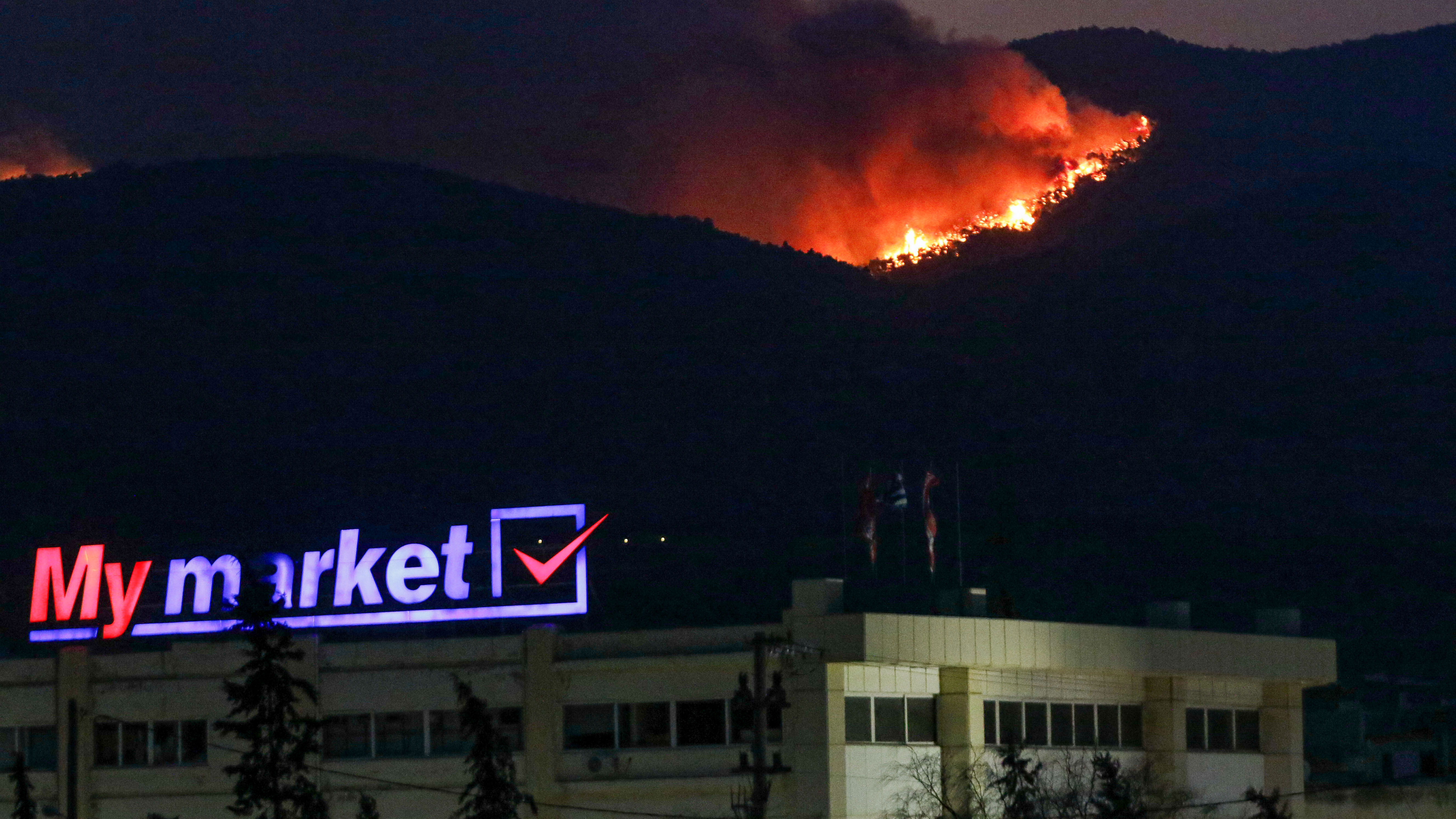 Καταστροφικές πυρκαγιές – Εικόνες από τα πύρινα μέτωπα-7