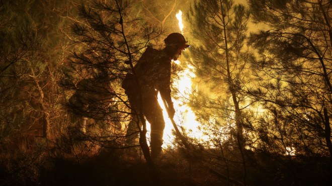 φωτιά-στον-ασπρόπυργο-ολονύχτια-μάχη-562556596