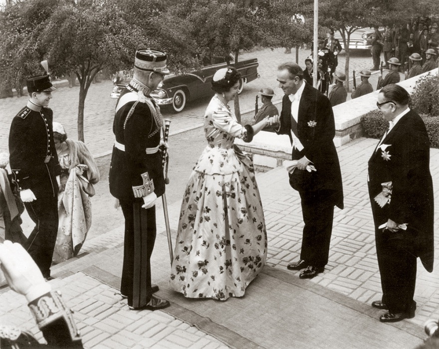 «Givenchy ή Balenciaga;» – «Οχι, μεγαλειοτάτη, οι αδελφοί Μαυρόπουλοι»-3