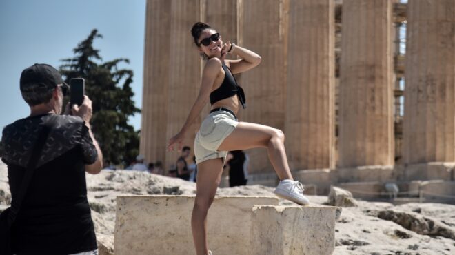 εντός-και-εκτός-δύσκολοι-καιροί-για-α-562547785