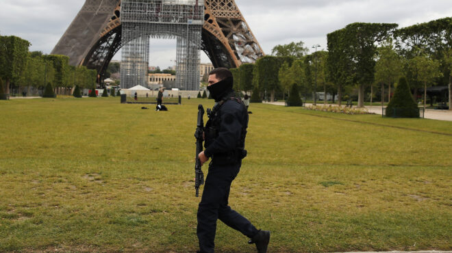 παρίσι-εκκενώθηκε-ο-πύργος-του-αιφελ-μ-562566001