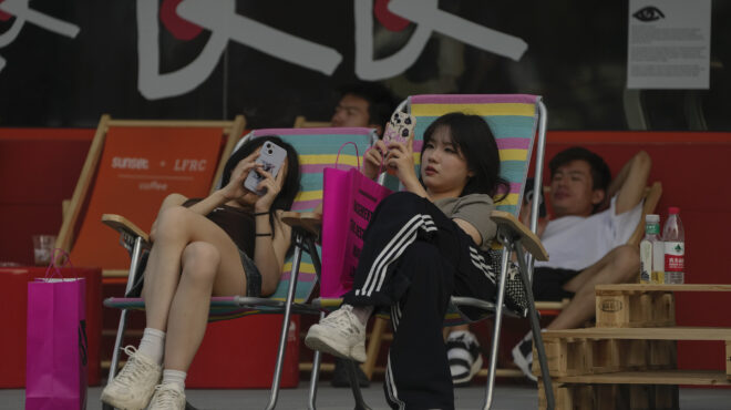 με-το-κινητό-αγκαλιά-αλλάζει-όλη-η-εμπ-562550719