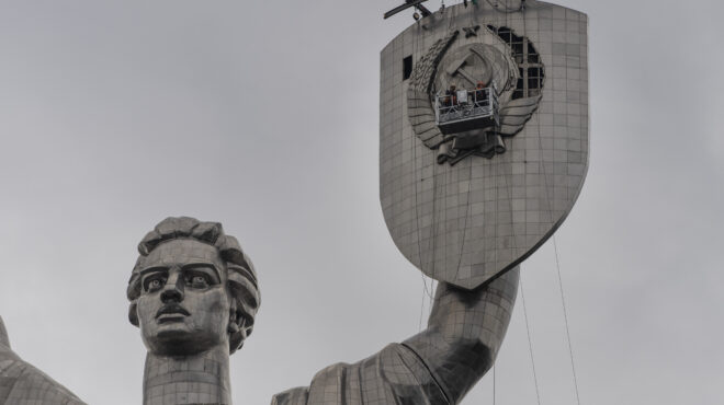 κίεβο-κατεβαίνει-το-σφυροδρέπανο-α-562549252