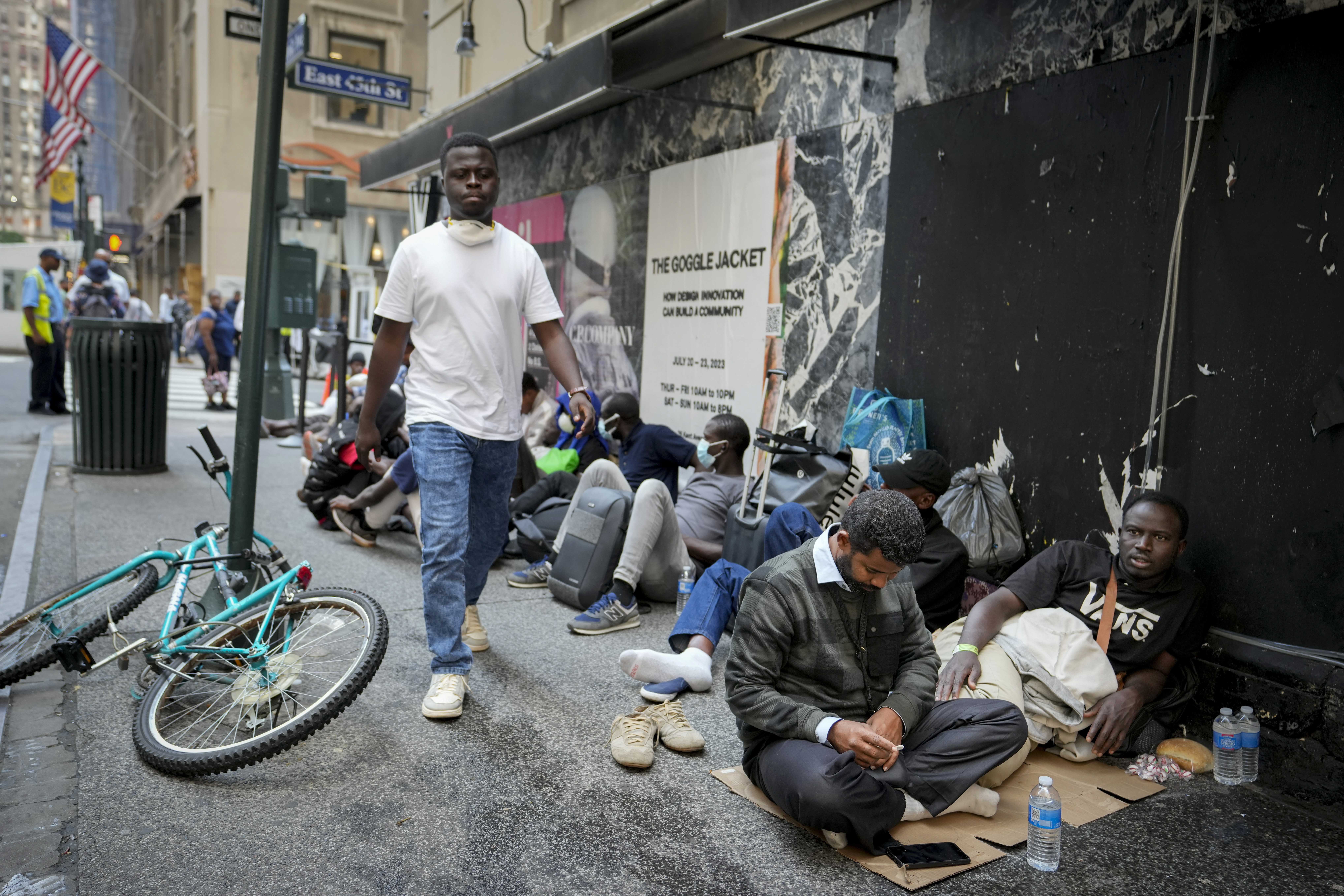Νέα Υόρκη: Αιτούντες άσυλο κοιμούνται στα πεζοδρόμια-1