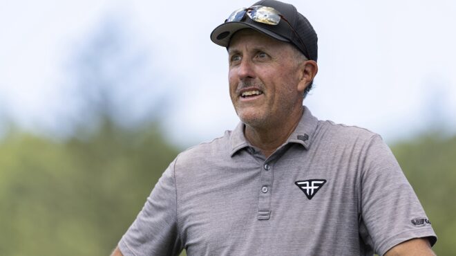 αστέρας-του-γκολφ-προσπάθησε-να-ποντά-562564075