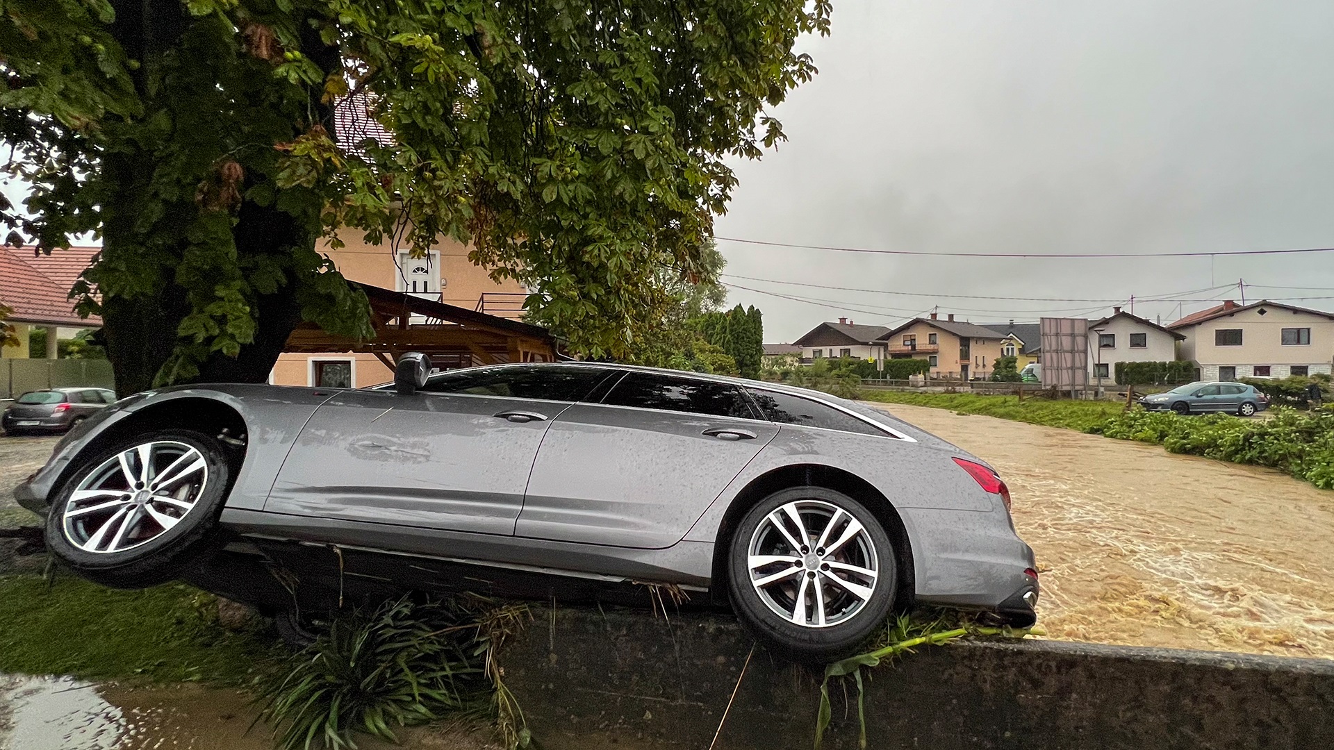 Φονικές πλημμύρες στη Σλοβενία – Εικόνες καταστροφής-3