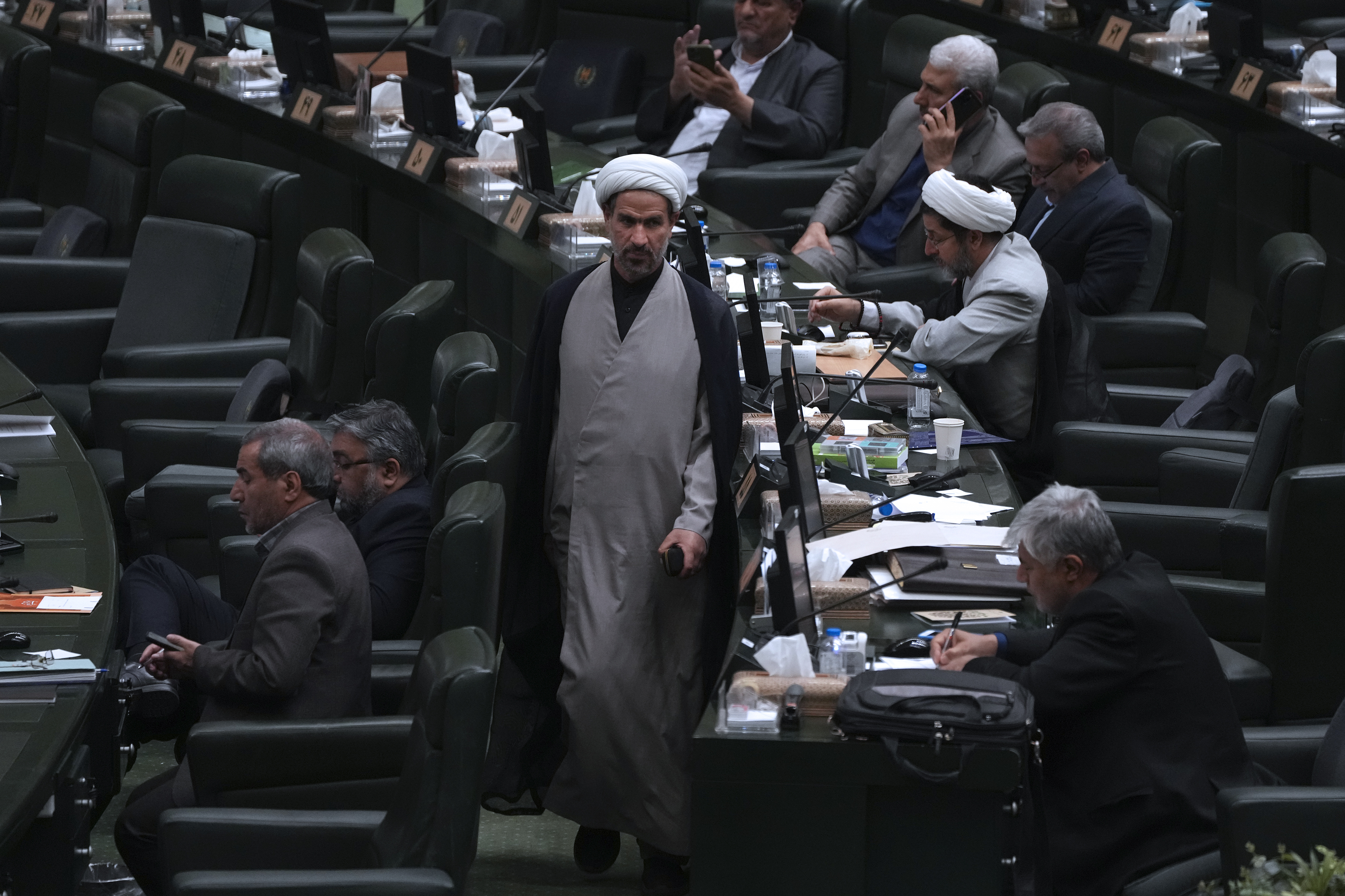 Ιράν: Το «αδύναμο» καθεστώς σκληραίνει τη στάση του, ενώ οι νέοι αναζητούν ελπίδα-1