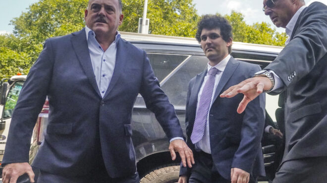 o-ιδρυτής-της-ftx-οδηγείται-στη-φυλακή-αν-562564819