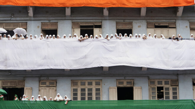 ινδία-δασκάλα-διατάζει-τους-μαθητές-ν-562585351