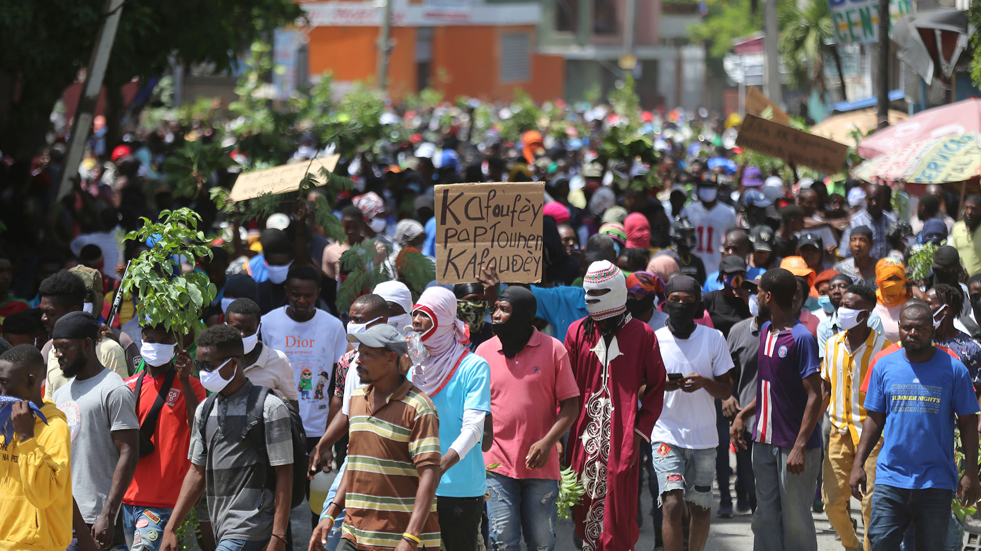 Αϊτή: Χιλιάδες άνθρωποι εγκαταλείπουν την πρωτεύουσα – Φόβος και τρόμος η συμμορία του Ντεστινά-2
