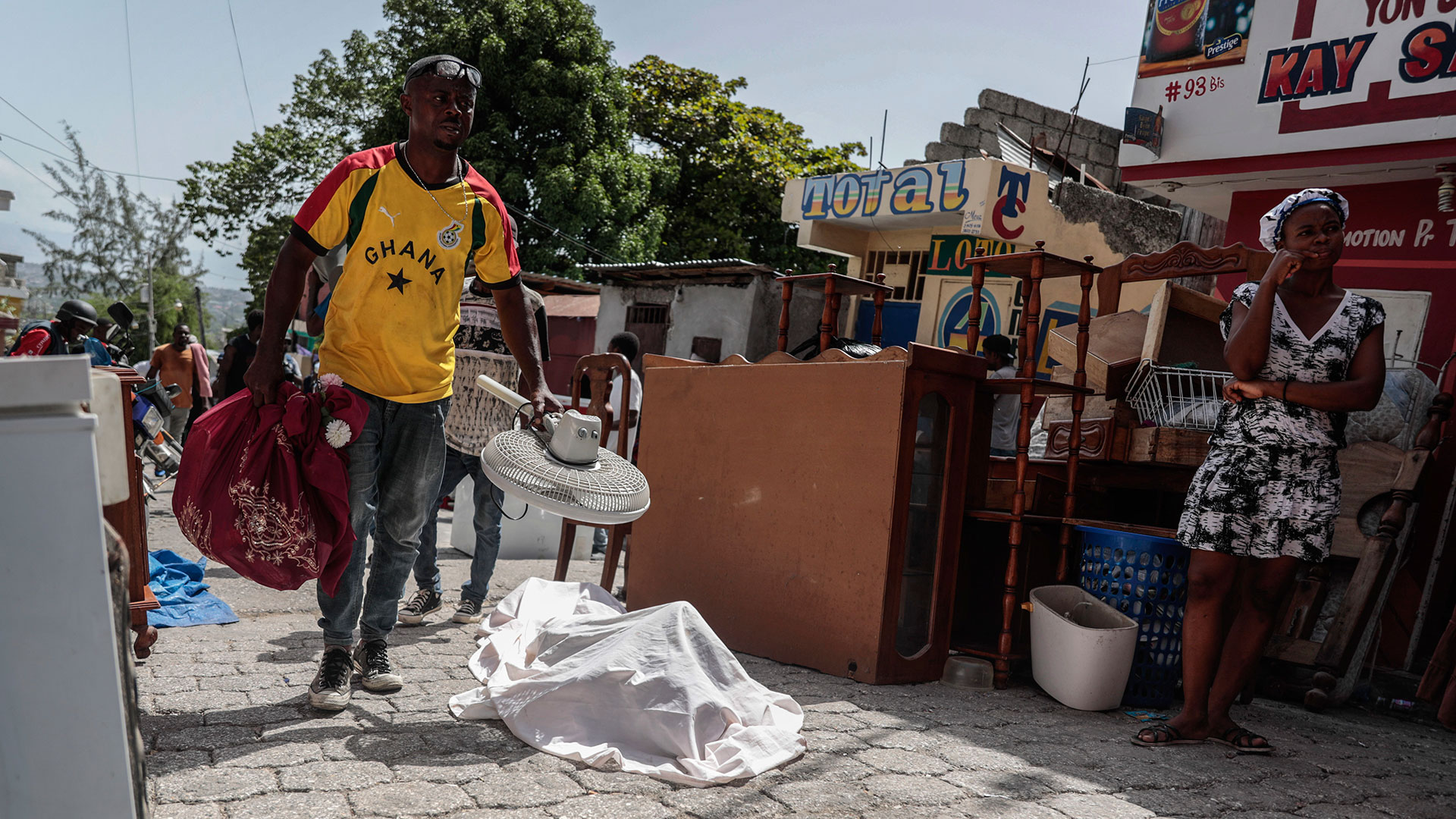 Αϊτή: Χιλιάδες άνθρωποι εγκαταλείπουν την πρωτεύουσα – Φόβος και τρόμος η συμμορία του Ντεστινά-1