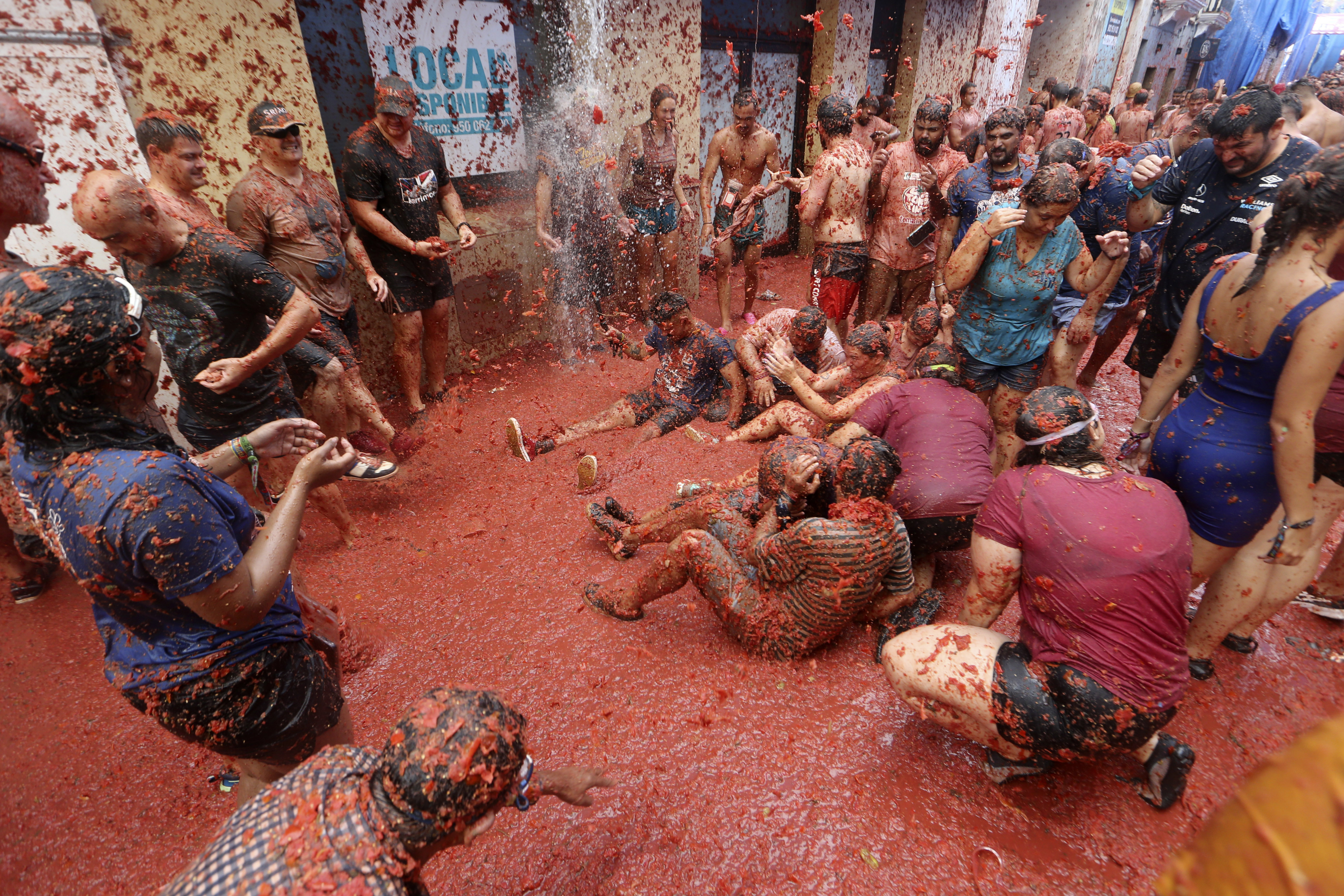 Tomatina: Ο ντοματοπόλεμος της Ισπανίας επέστρεψε σφοδρότερος-8