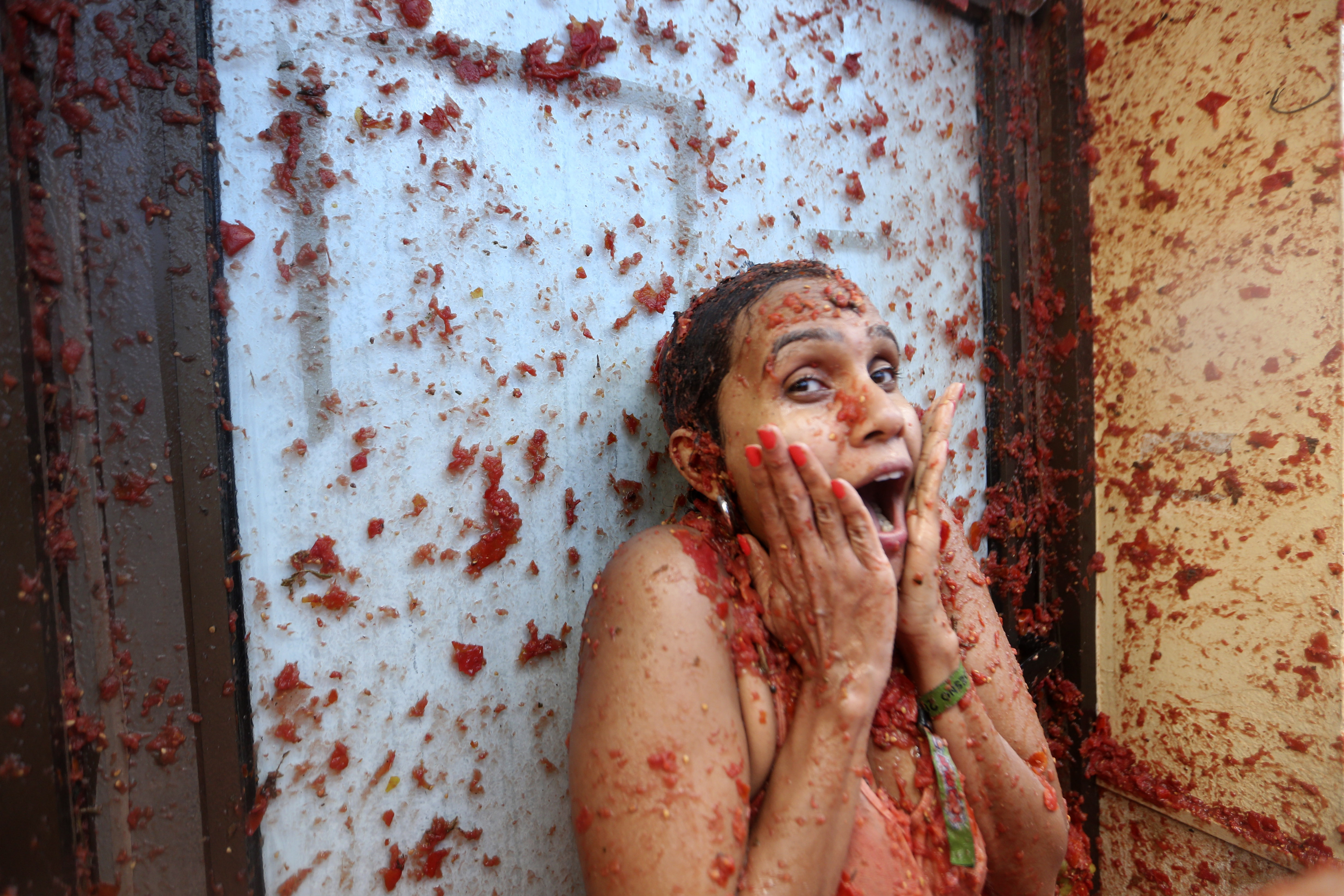 Tomatina: Ο ντοματοπόλεμος της Ισπανίας επέστρεψε σφοδρότερος-1