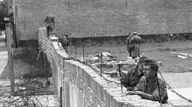 62-χρόνια-από-την-ανέγερση-του-τείχους-τ-562566583