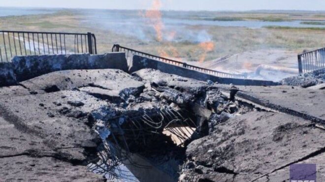 το-κίεβο-έπληξε-γέφυρα-που-συνδέει-την-562556809