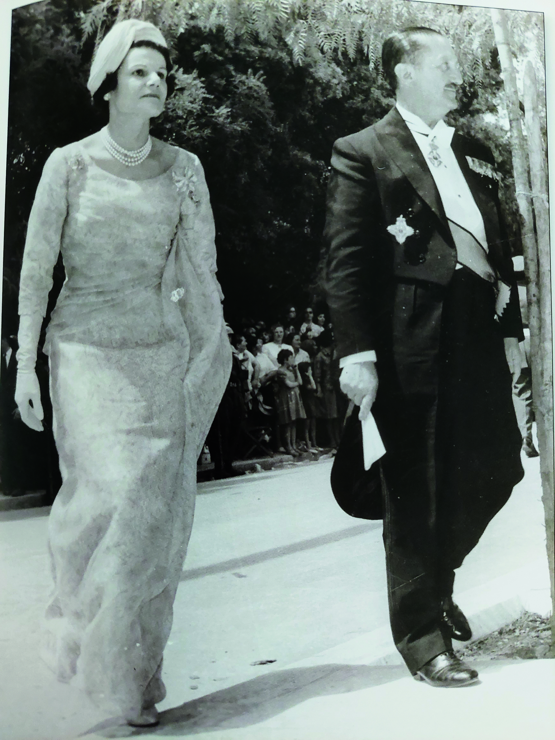 «Givenchy ή Balenciaga;» – «Οχι, μεγαλειοτάτη, οι αδελφοί Μαυρόπουλοι»-2