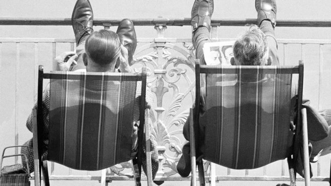 διαβάζοντας-στον-καύσωνα-562553974