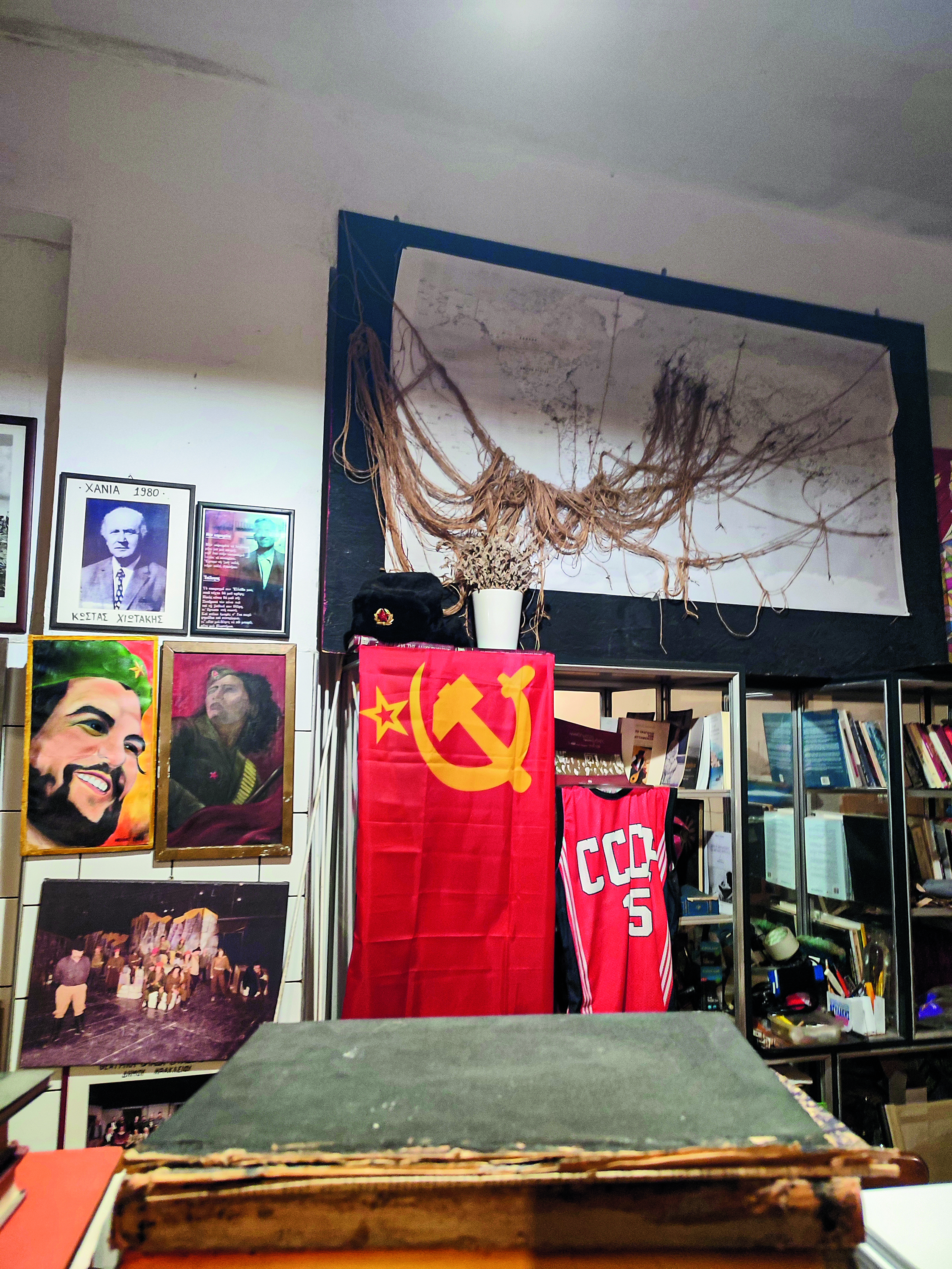 Δρομολόγια: Ντάκος και διανόηση στους καφενέδες της Κρήτης-2