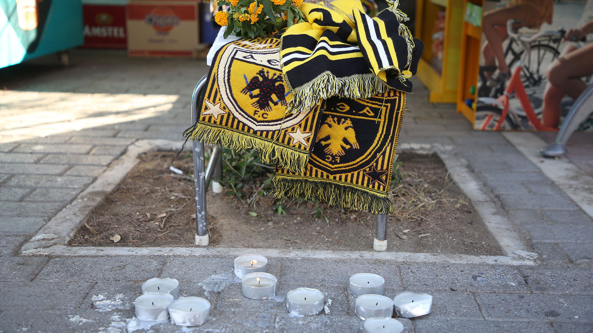 Νέα Φιλαδέλφεια: Οι φίλοι της ΑΕΚ αποχαιρετούν τον 29χρονο με κεράκια, κασκόλ και πανό (φωτογραφίες)-1