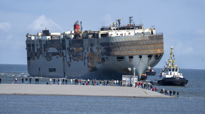 ολλανδία-ρυμουλκήθηκε-το-fremantle-highway-που-καιγ-562552540